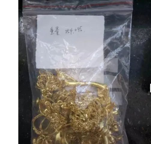 小伙网购充电器却收到一袋黄金是为什么?