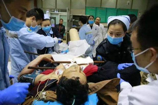 四根钢筋贯穿工人身体 多学科接力演绎生死大营救