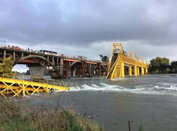 海南一高速大桥因突发塌陷封锁,给当地的交通造成了怎样的影响?