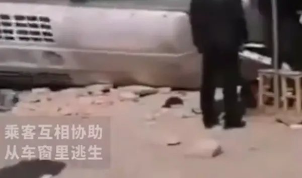 甘肃载30人大巴坠入农家院，具体情况到底怎么回事？