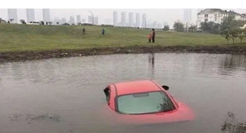 玛莎拉蒂怎么冲进水塘的?