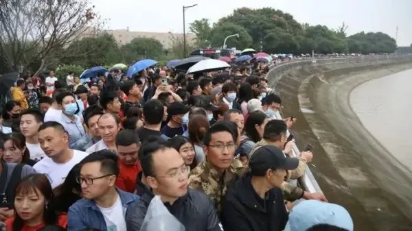 警方连续3年在观潮时抓住逃犯!具体是如何抓住此逃犯的?