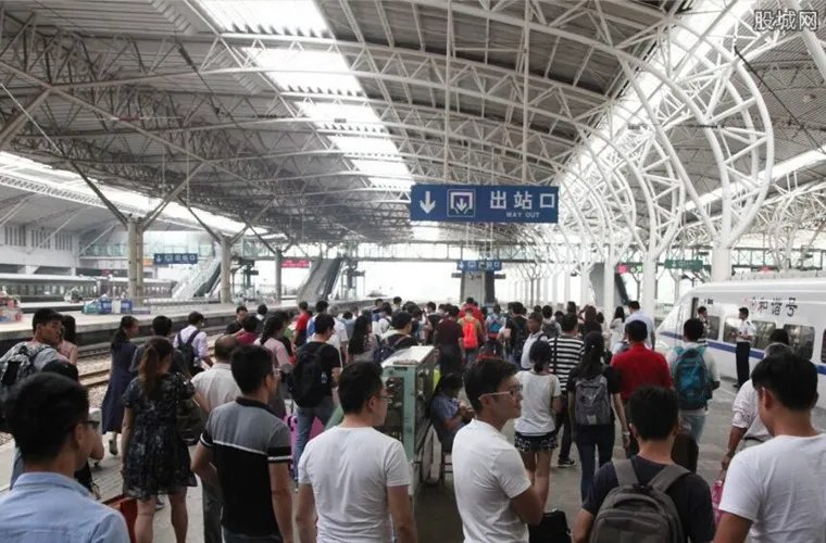 大连现豪华候车室 全部换成按摩椅扫二维码即可付费