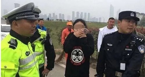 玛莎拉蒂怎么冲进水塘的?