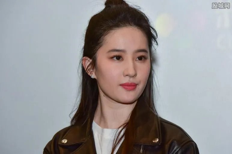 余少群刘亦菲是什么关系 余少群喜欢刘亦菲吗