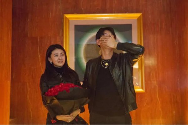 蒲巴甲梁洁恋情曝光,你怎么看?