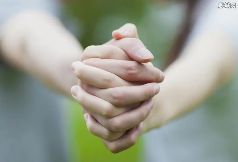 公交站旁的渴望 网友:瞬间屌丝脆弱了!