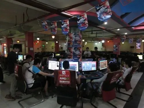 广州32人滞留网吧9天,免费上网100多小时,这能帮助他们戒网瘾吗?