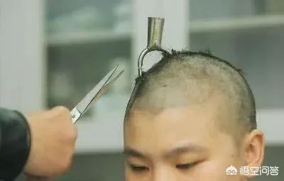 高空扔物砸碎天窗