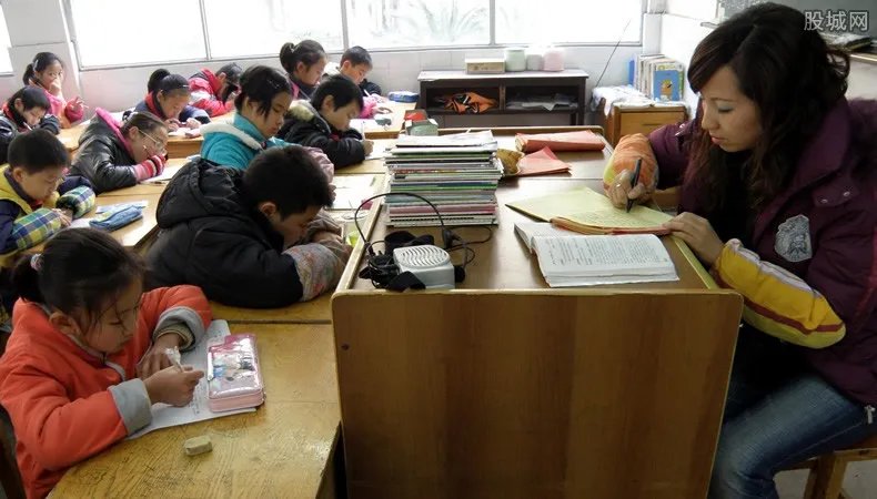 班主任手机收罚款 学生不守纪律迟到一次罚10元