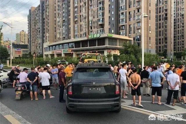 女司机开面包车与劳斯莱斯相撞,或面临200万索赔,你怎么看?