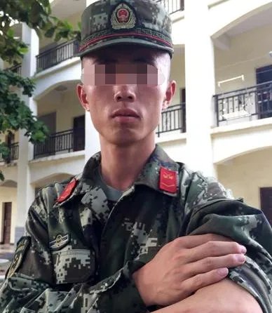 战士如何接住坠楼老人?