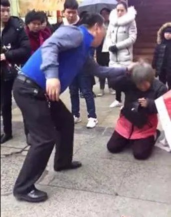 老人跪地遭儿暴打是什么情况？