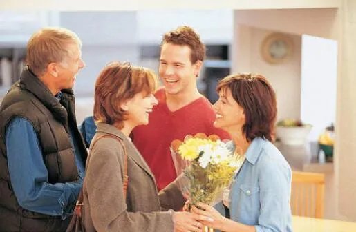 双方父母见面怎么介绍 第一次两家父母见面有什么讲究