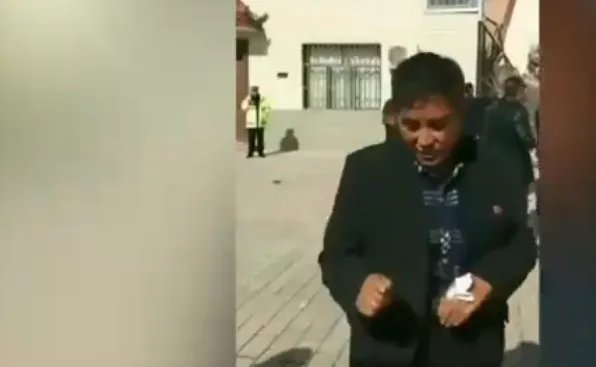 甘肃载30人大巴坠入农家院，具体情况到底怎么回事？