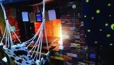 男生将寝室改成居酒屋,是怎么回事?