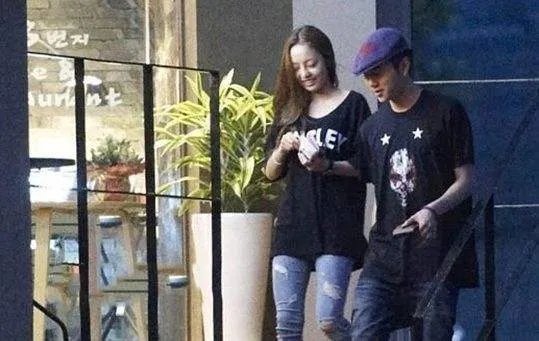 具荷拉扔水瓶砸圭贤是怎么回事 她交往过多少个男友