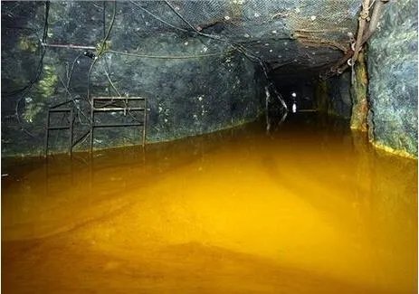 男女发现山洞闪金光 进一看兴奋极了(震撼图)