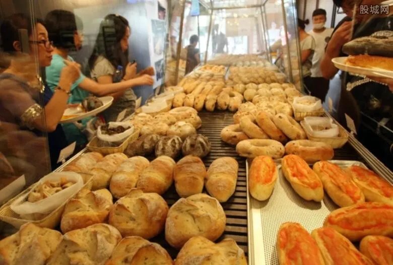 网红饼店雇人排队 有消费者表示食物味道一般