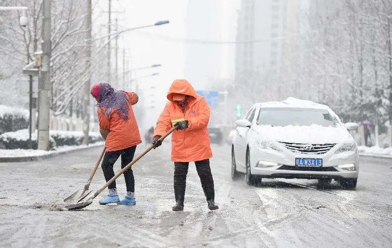 暴雪后的安徽火爆网络的托举哥是谁?