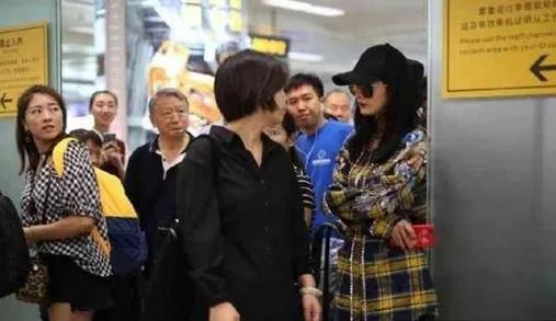 杨幂被赶出机场，大家怎么看？