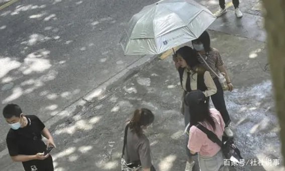 杨幂拍戏被偶遇，被赞“人间腿精”，三名助理围成一圈贴身侍奉，你怎么看？