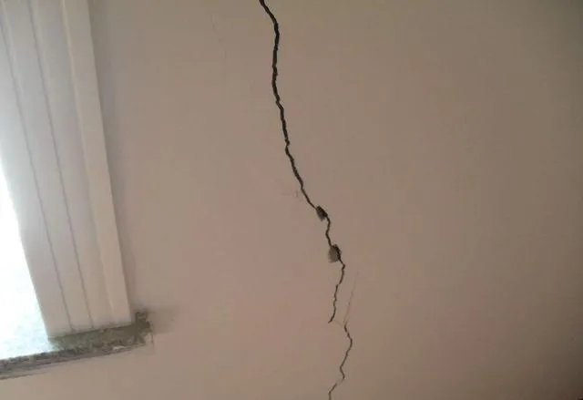 墙面开裂怎么处理