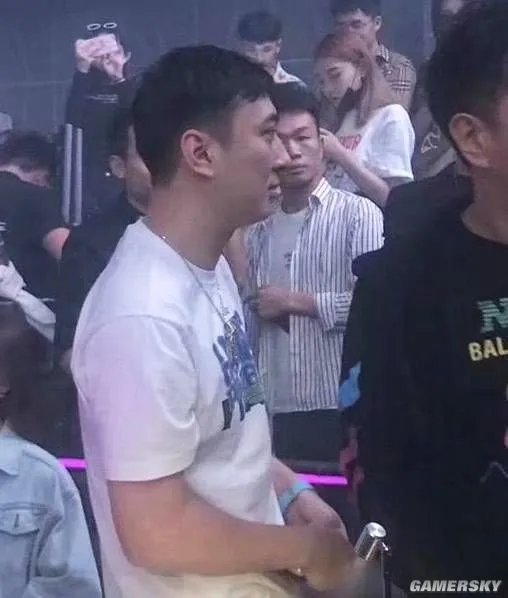网友成都夜店偶遇王思聪：没提前预定站着狂欢