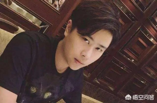 卢本伟微博认证“斗鱼签约主播”，是官方确认要强势回归了吗？能否超PDD成为“斗鱼一哥”？