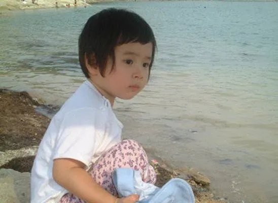 郑钧的女儿照片曝光  郑楚怡美丽动人