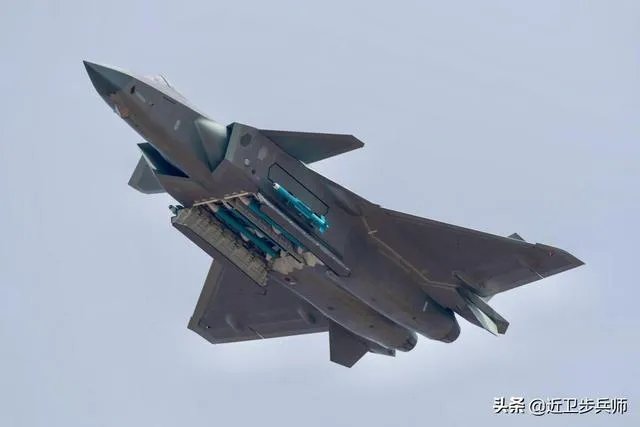 歼-20如果要改进，会有哪些演变方向，可以整体放大变为战斗轰炸机吗？