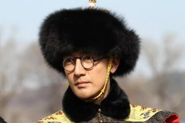 溥仪回故宫,被拦住要求买门票,他随后说了什么,让对方非常尴尬?