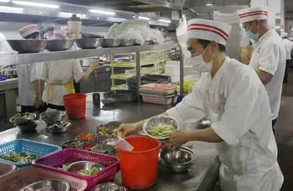 外卖有头发老板带员工剪寸头,员工剪完沉默了,餐饮业有多不易?