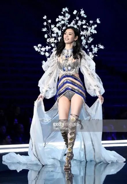 #维密大秀#为什么说“奚梦瑶一摔断送了自己的维密生涯”？