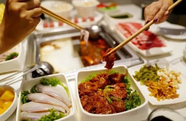 外卖有头发老板带员工剪寸头,员工剪完沉默了,餐饮业有多不易?