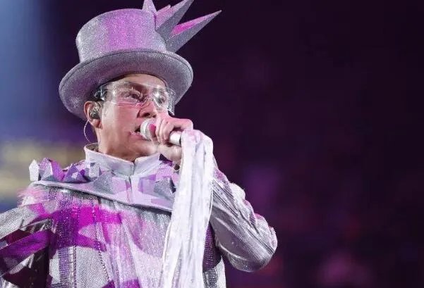 许冠杰十大经典歌曲排行榜：《半斤八两》上榜，第一百听不腻