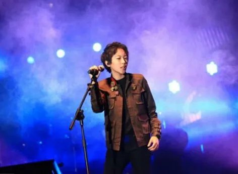 李亚鹏大赞窦靖童被围观 支持其同性恋绯闻