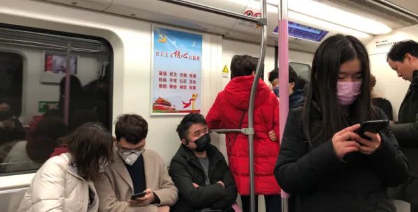 南昌地铁上，女孩没戴口罩被俩位大爷骂哭，此事引发了哪些争议？