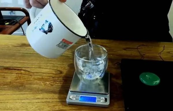 一杯水如何鉴别翡翠？