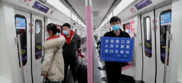 南昌地铁上，女孩没戴口罩被俩位大爷骂哭，此事引发了哪些争议？