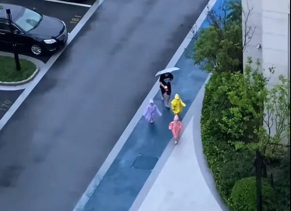 搞笑画面，爸爸拿喇叭追三胞胎回家吃饭，这一幕遭到了网友怎样的调侃？