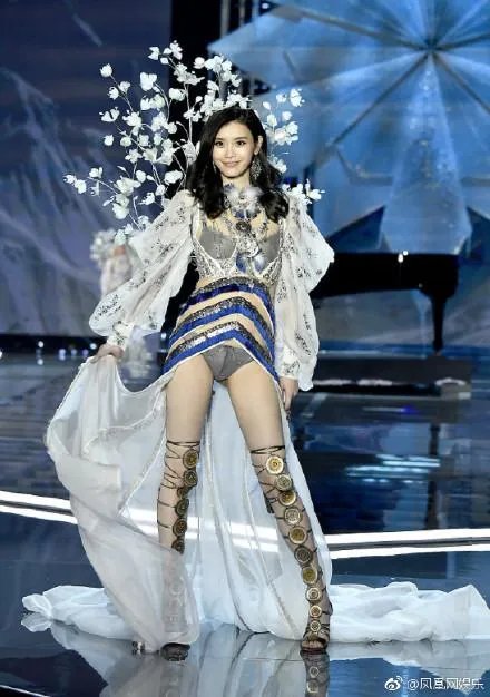 #维密大秀#为什么说“奚梦瑶一摔断送了自己的维密生涯”？