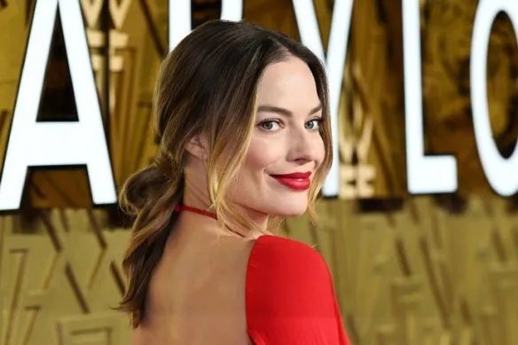 玛格特罗比惊艳亮相《巴比伦》首映 一袭红裙太美艳