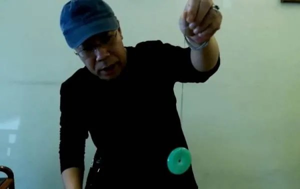 一杯水如何鉴别翡翠？