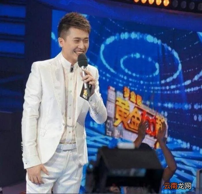 主持人杨帆和老婆结婚照，央视主持人杨帆化身老婆奴