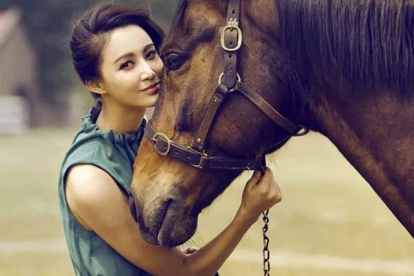 张歆艺整容后变丑了,你还喜欢她吗?