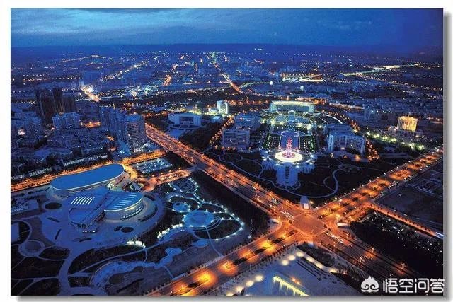 新疆克拉玛依10级狂风掀翻操场，人如纸片被吹“飞”，大风天气要如何做好防范？