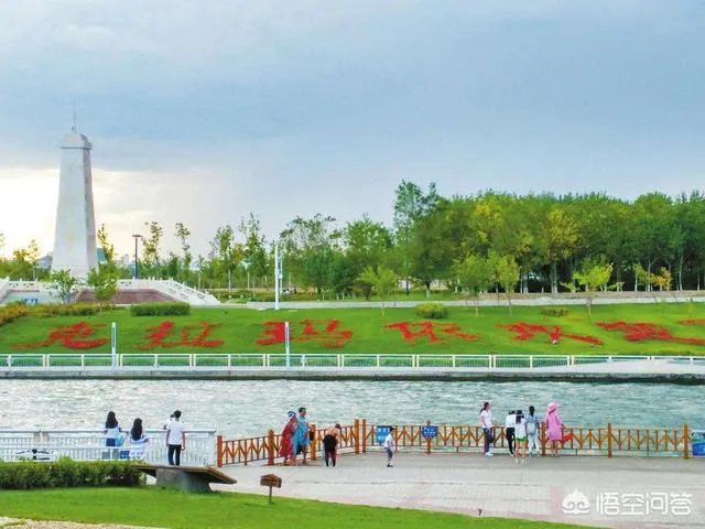 新疆克拉玛依10级狂风掀翻操场，人如纸片被吹“飞”，大风天气要如何做好防范？