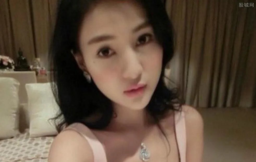 网红沈梦瑶露底拍照 被网友误解为光大银行代言人