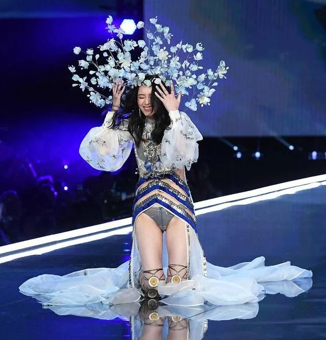 #维密大秀#为什么说“奚梦瑶一摔断送了自己的维密生涯”？